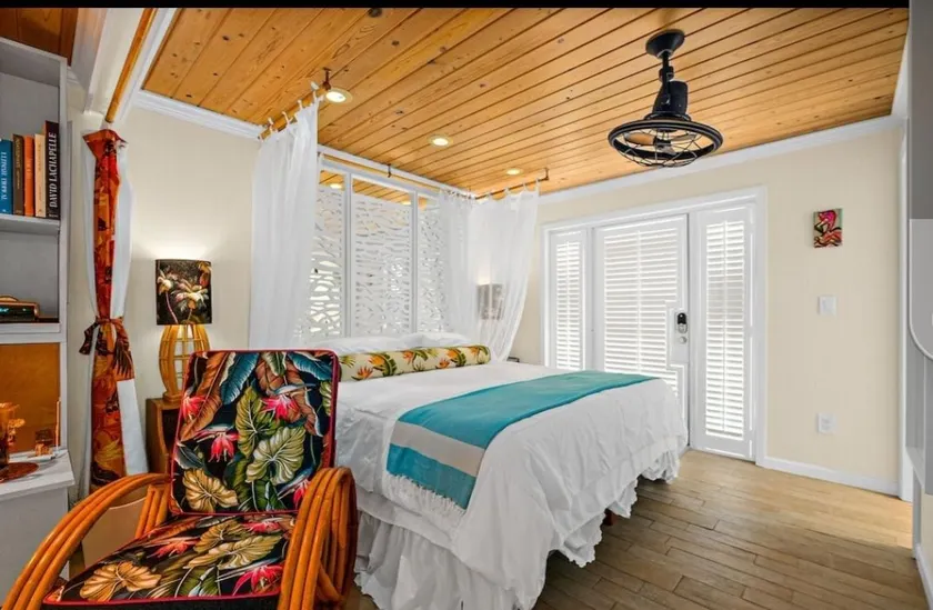 Tropical Beach Bungalow Romantic Couples Getaway - Image 1