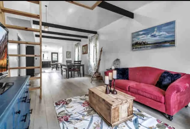 Modern, upper 3 bedroom apartment - Image 1