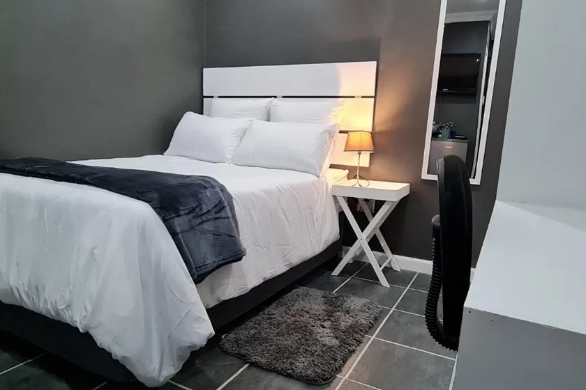 Vusi's Guest House - Image 1