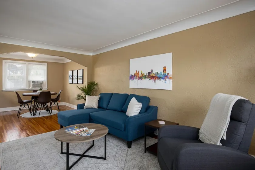 Parkside 1BR: Spacious, Quiet, Covered Parking - Image 1