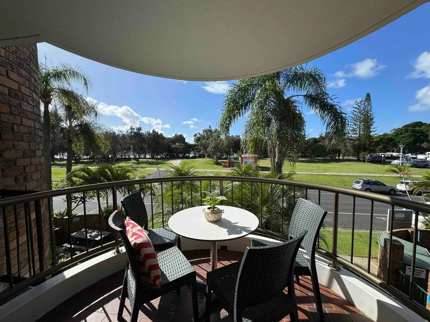 Baydream Clarkes Beach with ocean glimpses & pool - Image 1