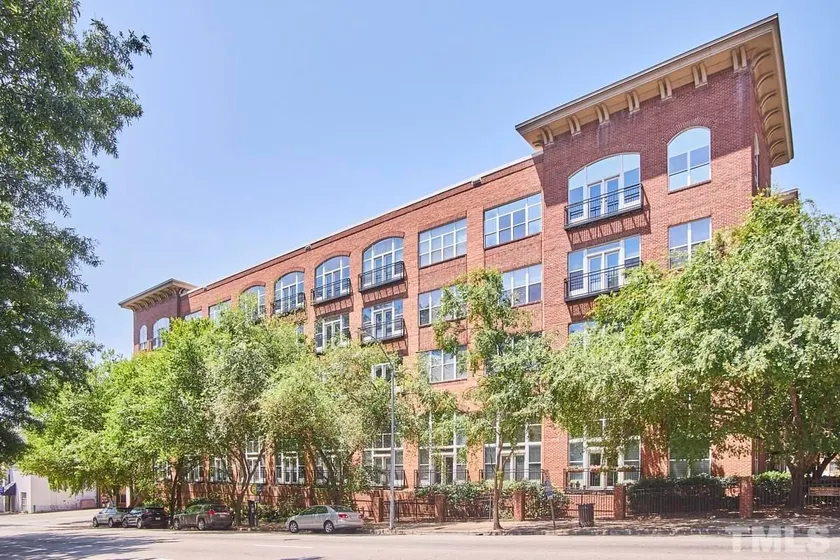 Heart of Downtown Penthouse w/FREE Parking! - Image 1