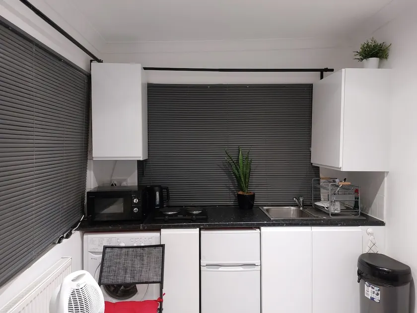 Adorable studio flat with private entrance. - Image 1