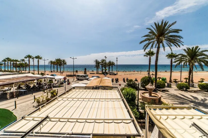Modern studio, first line to Hold Town beach. - Image 1