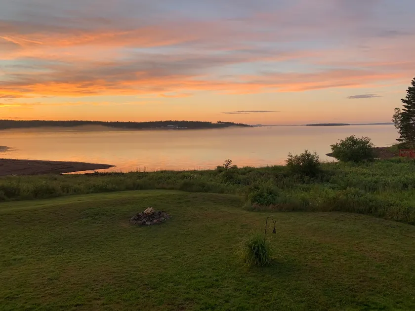 Cottage by the bay - Image 1