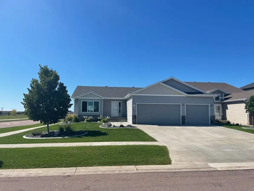 Large 3 bath home near Scheels Arena! Room for all - Image 1