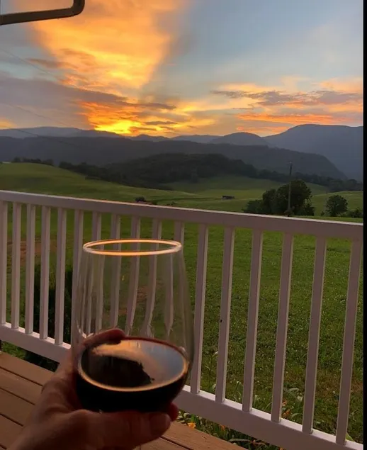 Mountain farmhouse on 300 + acres with million$views - Image 1