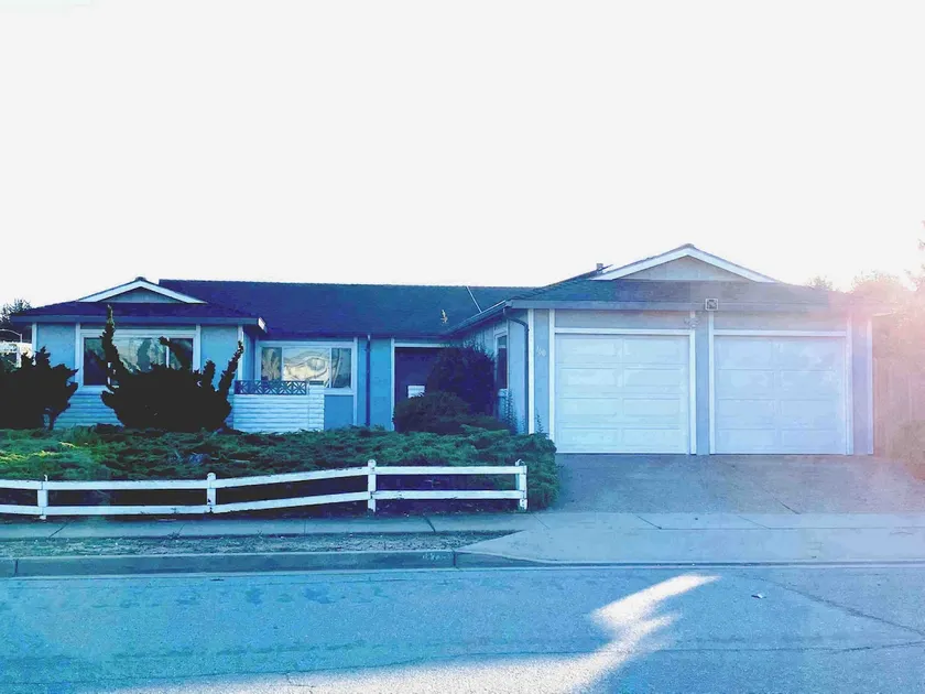 Spacious 4-Bedroom Home in Proximity to the Beach - Image 1