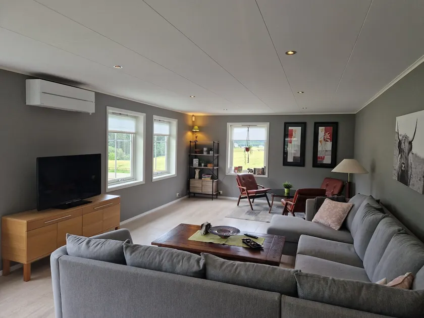 Large apartment 160m2, 4 bedrooms - Image 1