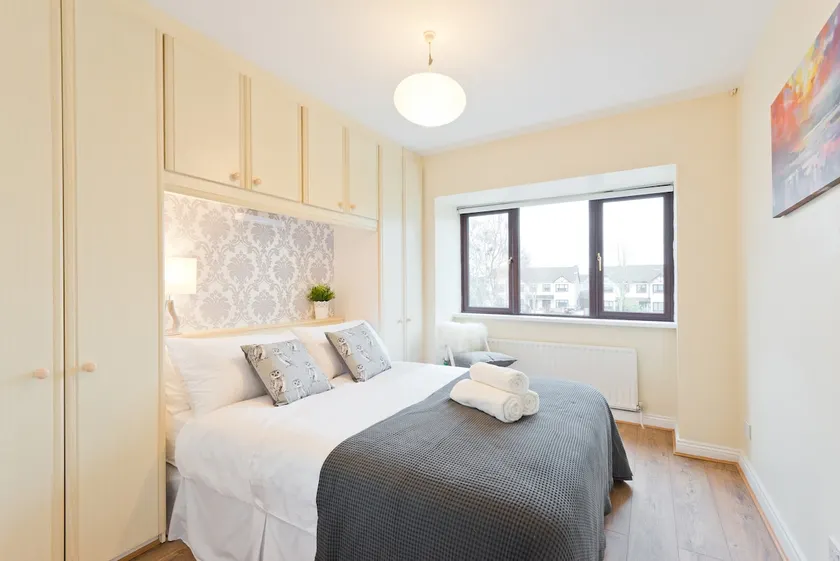 Z Lux 4 bed House (Sleeps 8) beside Train Station - Image 1