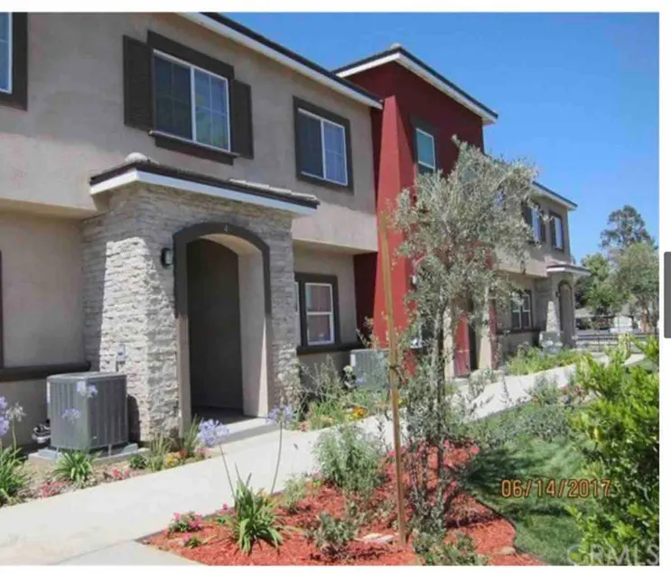 Cozy/Stylish Town House in Downtown Rialto - Image 1