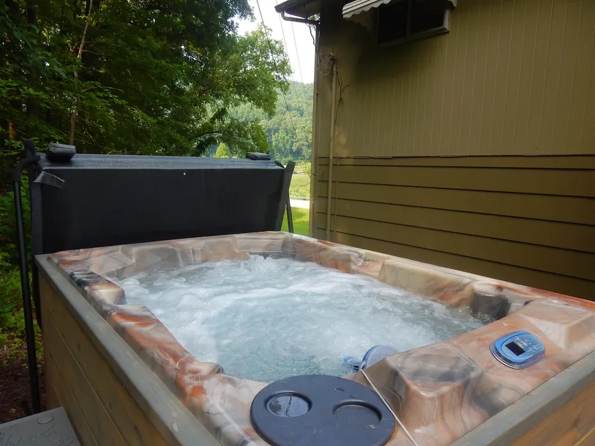 Gone Fishin Cottage-Hot tub, Lake - Image 1