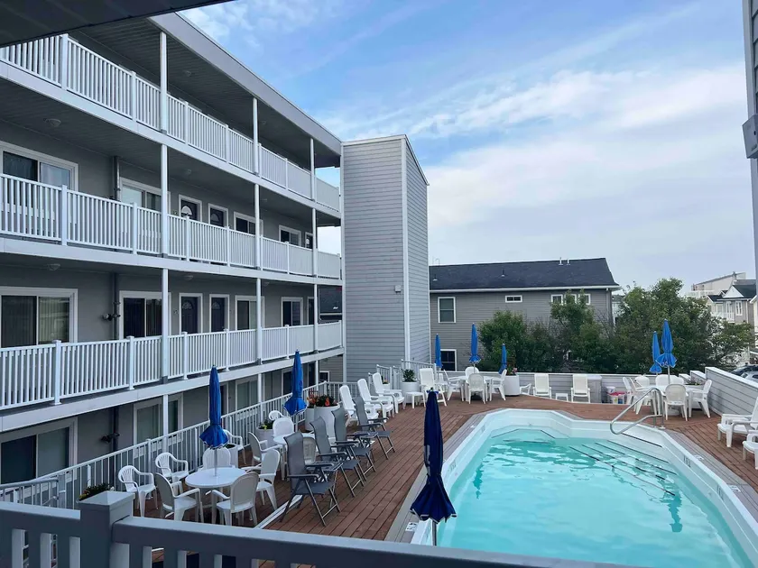 Newly renovated w rooftop pool 1.5bl to boardwalk - Image 1