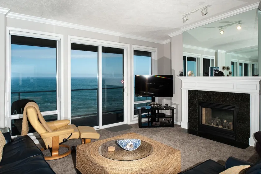 Captain's Quarters - Top Floor Oceanfront Condo - Image 1