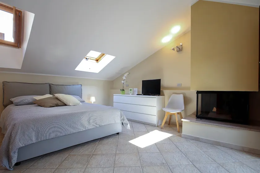 B&B Portanova 3 Queen + 1 Full Bed - Image 1
