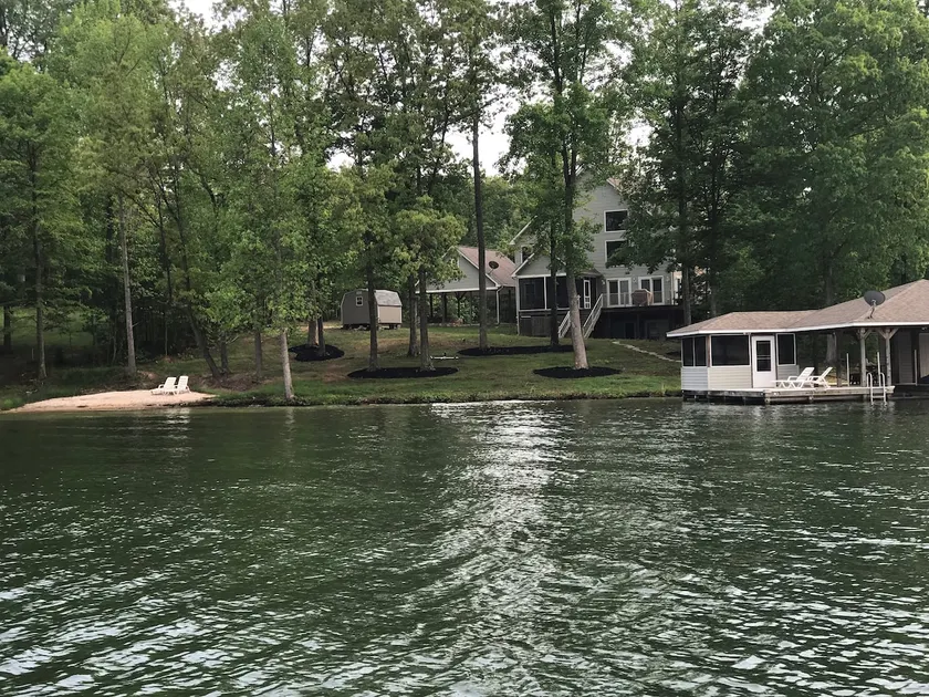 Waterfront, beach, free kayaks/paddle boards - Image 1