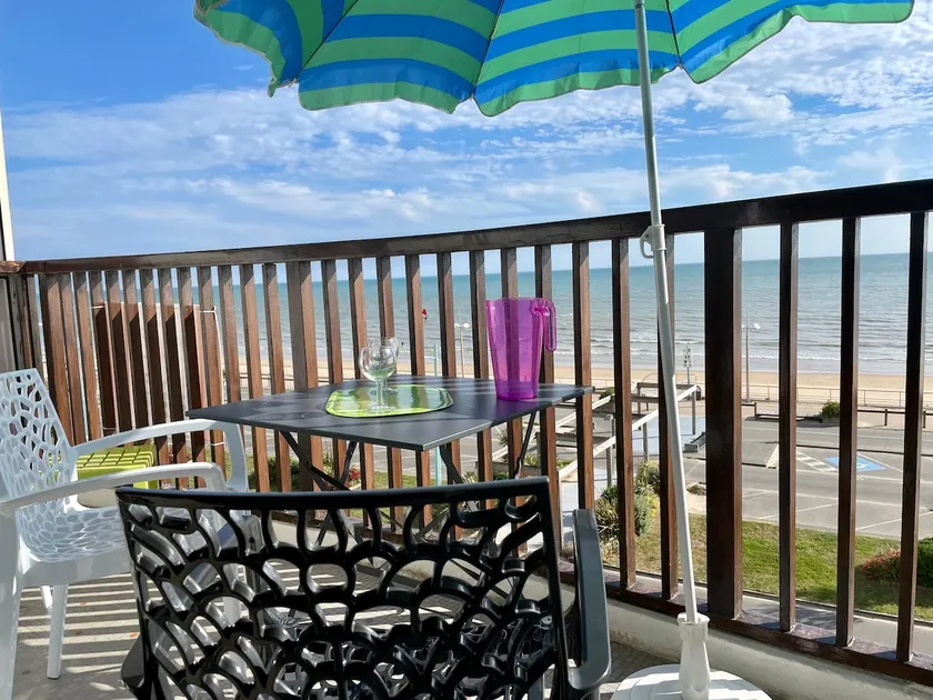 SPACIOUS APARTMENT WITH LARGE BALCONY FACING THE SEA - Image 1