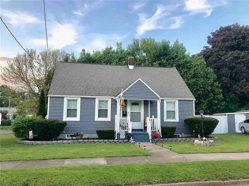 Modern Home Centrally Located - Image 1