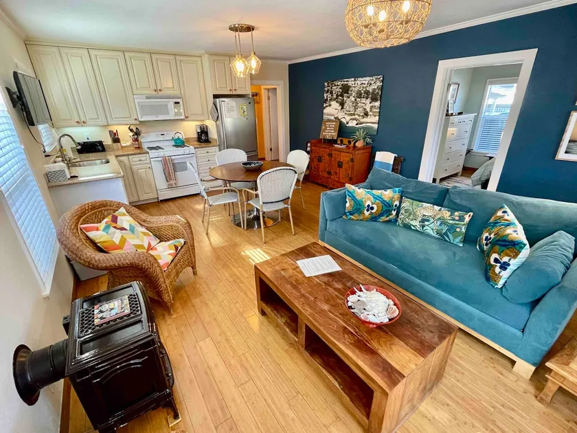 Beach Cottage near Sunny Cove and Santa Mo's - Image 1
