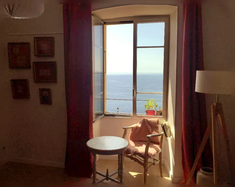 A cozy oceanfront setting - Image 1