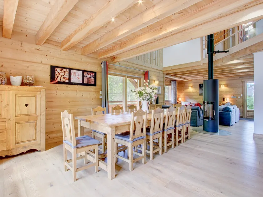 Alptitude Chalet Quatre Saisons chalet – hot tub - Image 1
