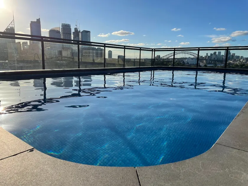 Sunny 1 Bedroom City Apartment with Rooftop Pool - Image 1