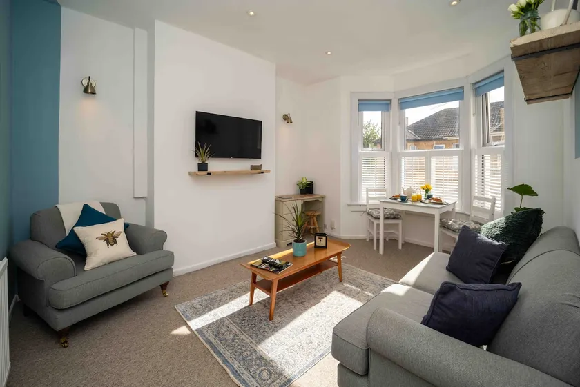 Spacious Flat in Bath - Image 1