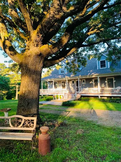 Newly Remodeled Home Sleeps 14; 3 miles to Montauk - Image 1