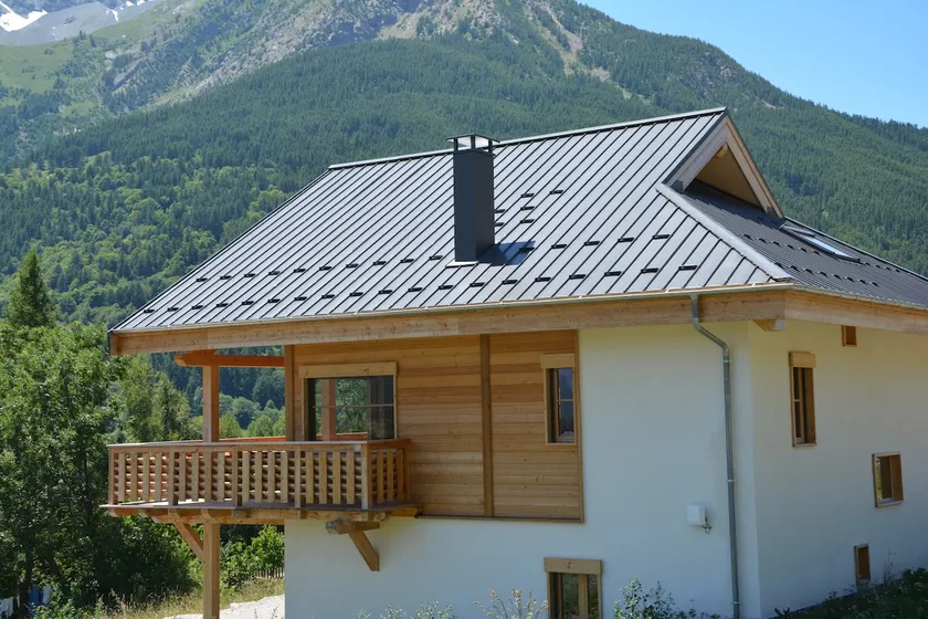Moderne og autentisk hytte i landsbyen Monétier les Bains<br><br> - Image 1