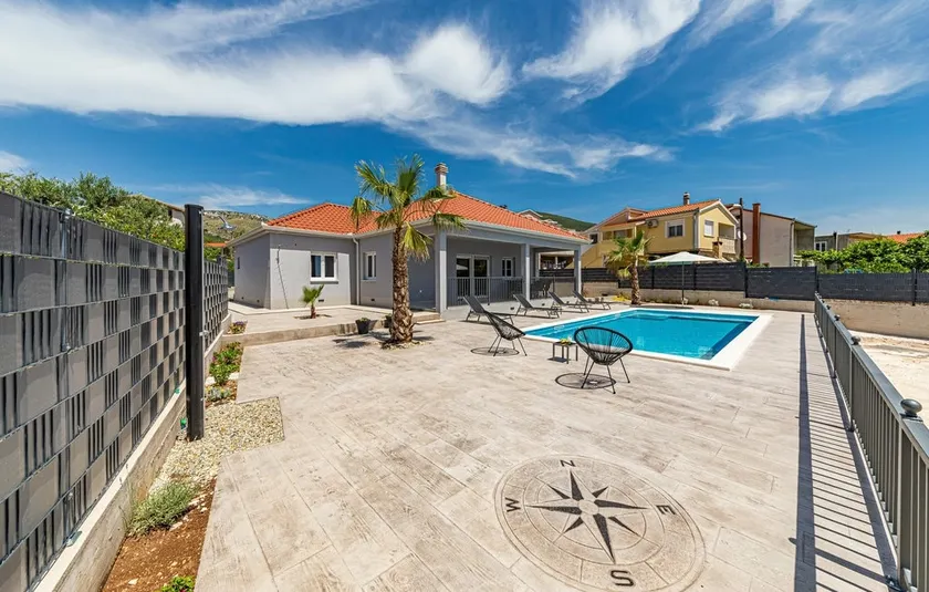 Villa Pipic with pool - Image 1
