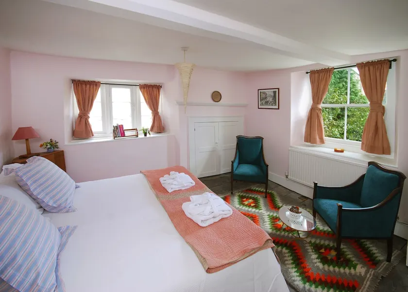 Charming Cottage in the Heart of Frome with parking - Image 1