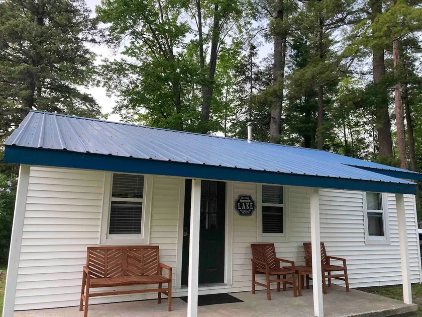 Blue Roof Cottage -Mullett Lake/Indian River - Image 1