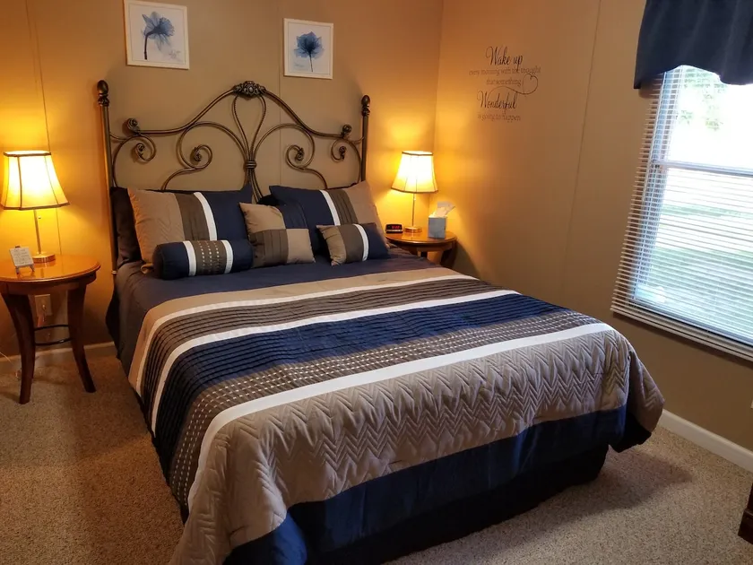 The Pond Shore Lodge, sleeps 4 - Image 1