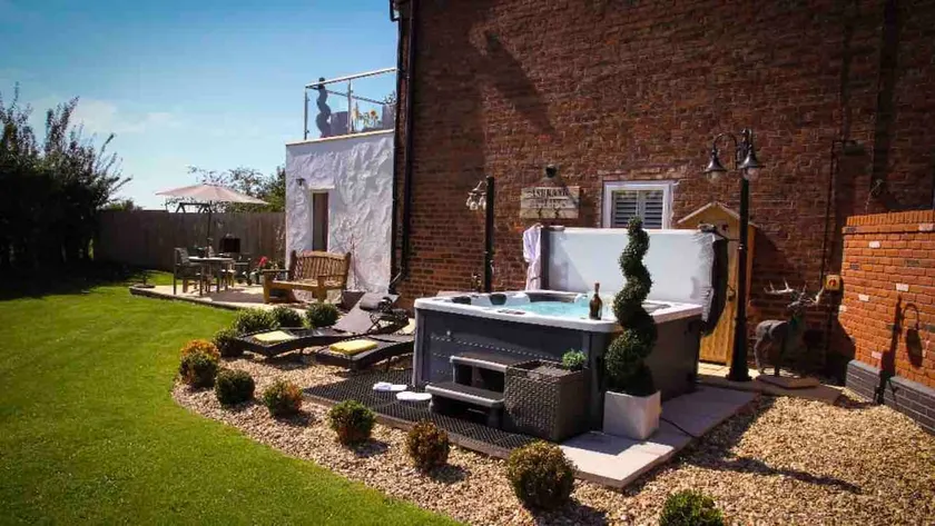 Stunning views, Hot tub, 5 mins to Chester - Image 1