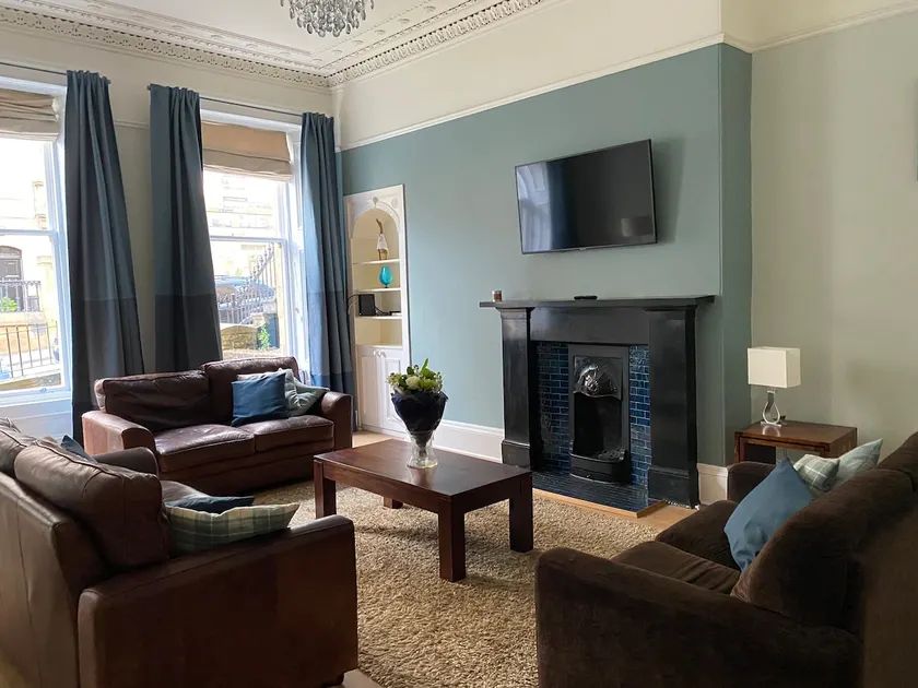 Stunning 2-bed flat with private patio in heart of the west end - Image 1
