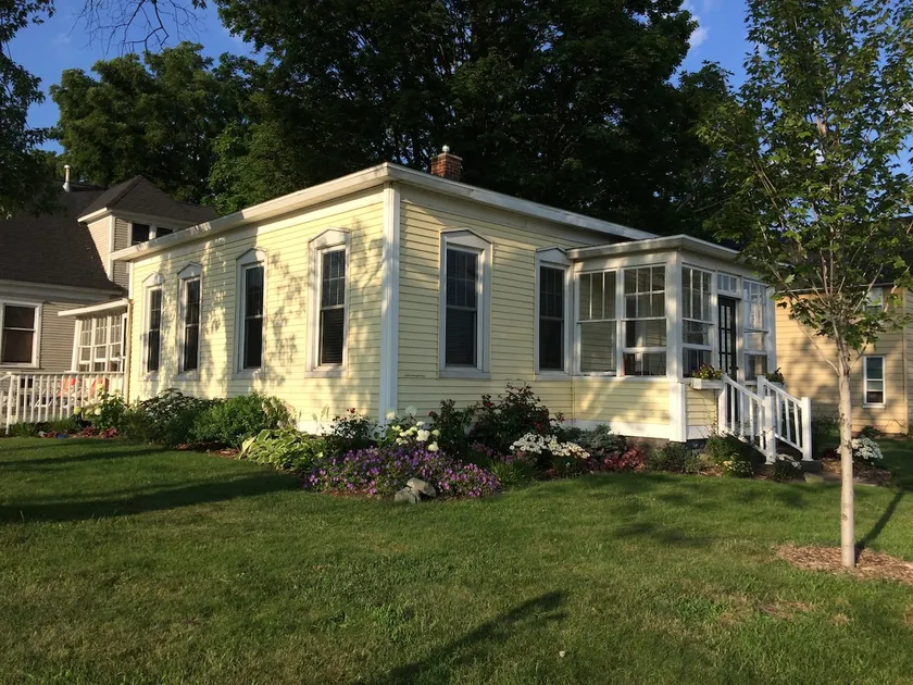 Historic Bungalow Near Farmers Market & Downtown - Image 1