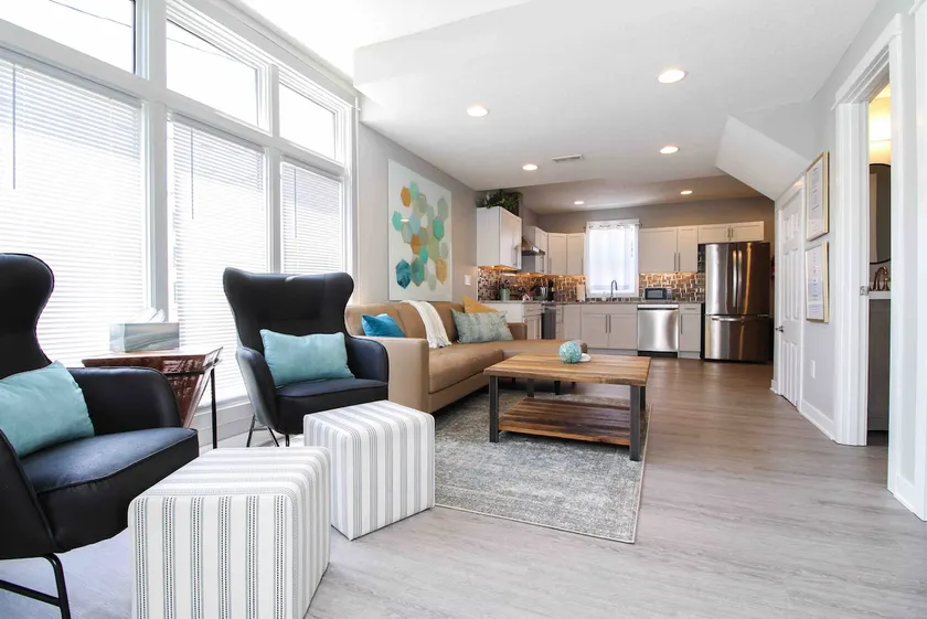 Lux finishes 4 bedroom DSM home Great location - Image 1