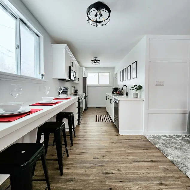 A Modern 3 Bedroom Home with Free Parking & Wifi - Image 1