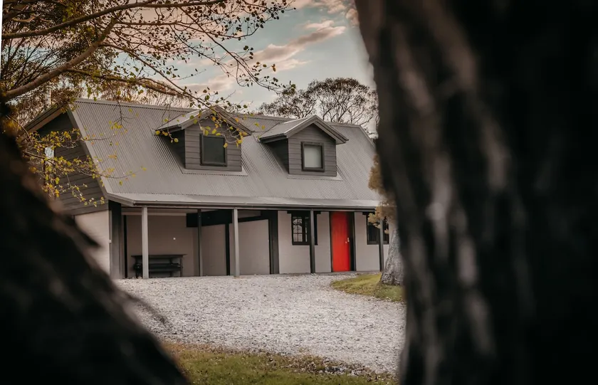 Red Door Cottage Snowy Mountains Getaway - Image 1