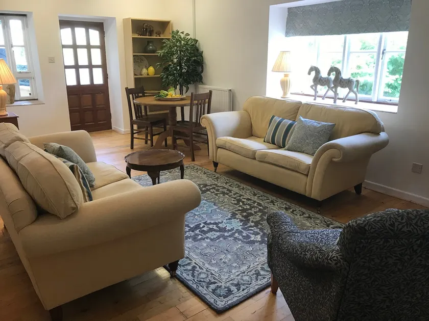 Converted stable in beautiful Oxfordshire. - Image 1