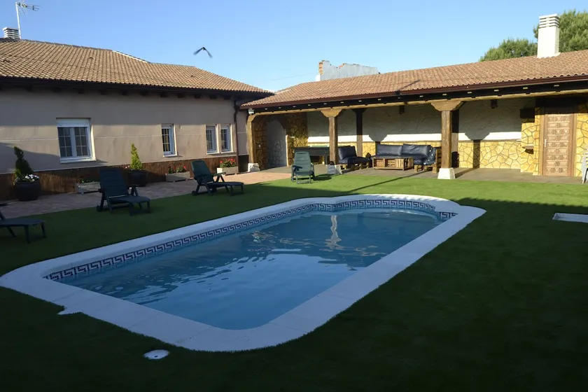 VUT for 12 with a private pool and barbecue - Image 1