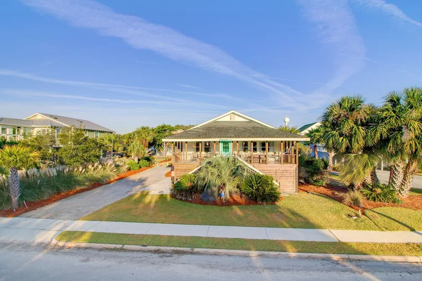 Edisto Beach House that sleeps 14 with Hot Tub - Image 1