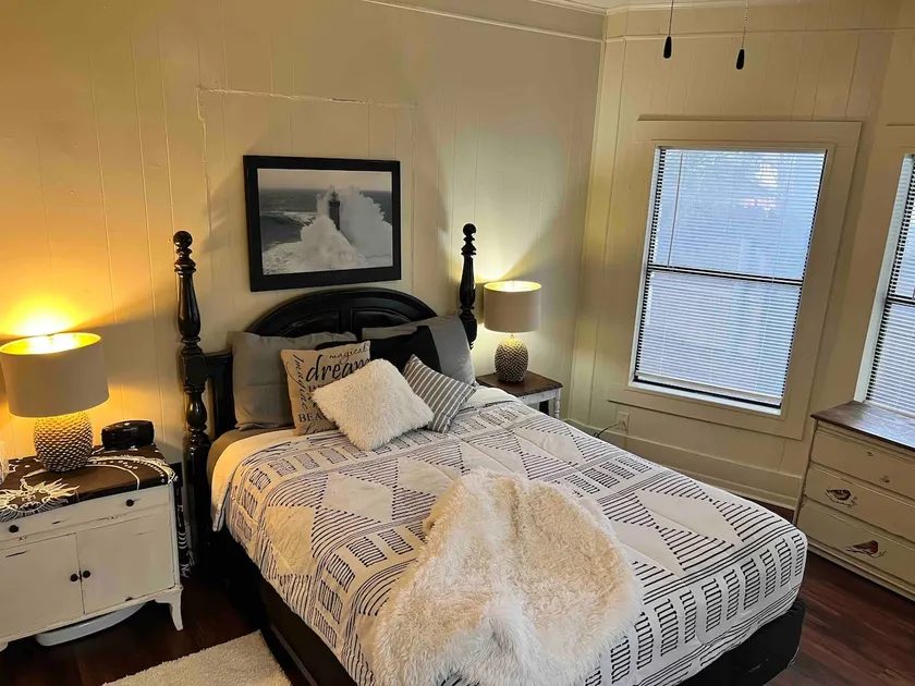 Fully Furnished, Cheerful, 1 Bedroom Home - Image 1