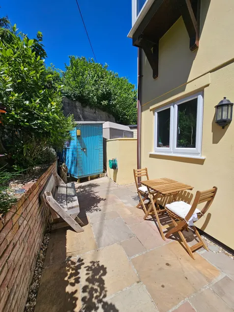 Homely 2-bedroom retreat, steps from the beach - Image 1