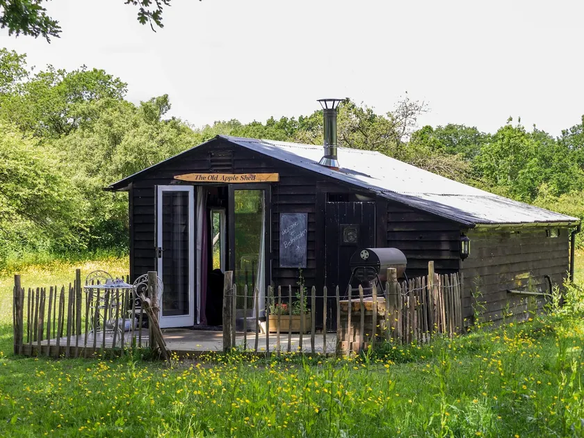 The Old Apple Shed cosy heated cottage in a meadow close to the charming village of Bethersden - Image 1