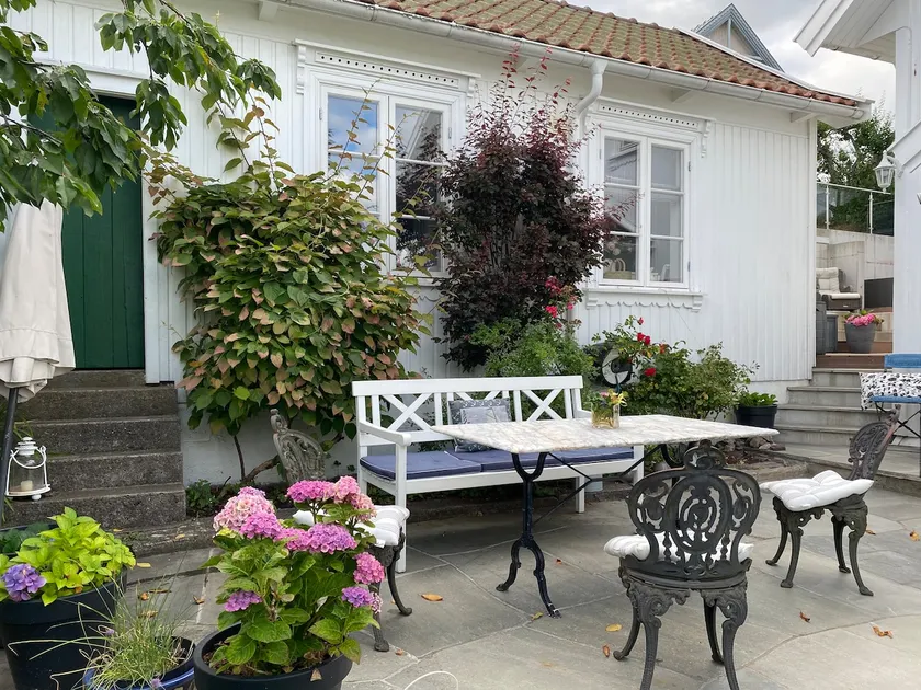 Charming guest house with hot tub - Image 1