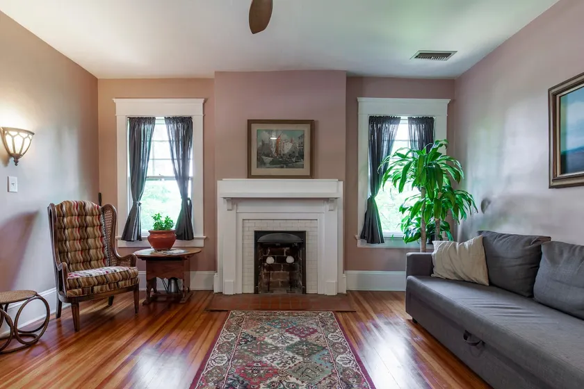 Main Street Private Apartment Near Airport - Image 1