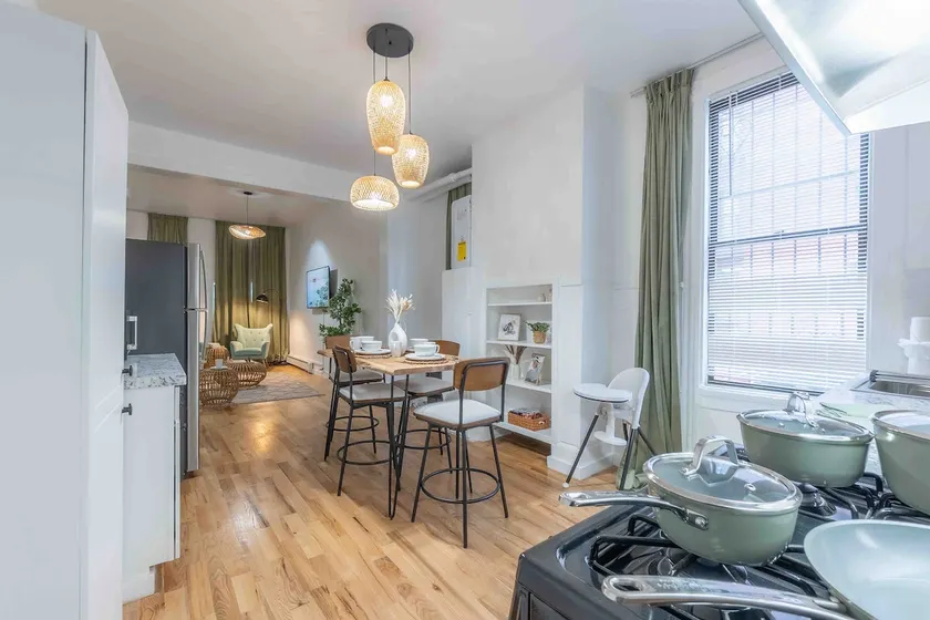 Sage Stay Near Train+We Pay 1/2 Parking, Sleeps 10 - Image 1