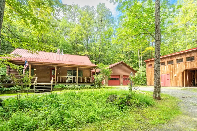 Mountains, Trails & Tails | Pet-Friendly Getaway - Image 1