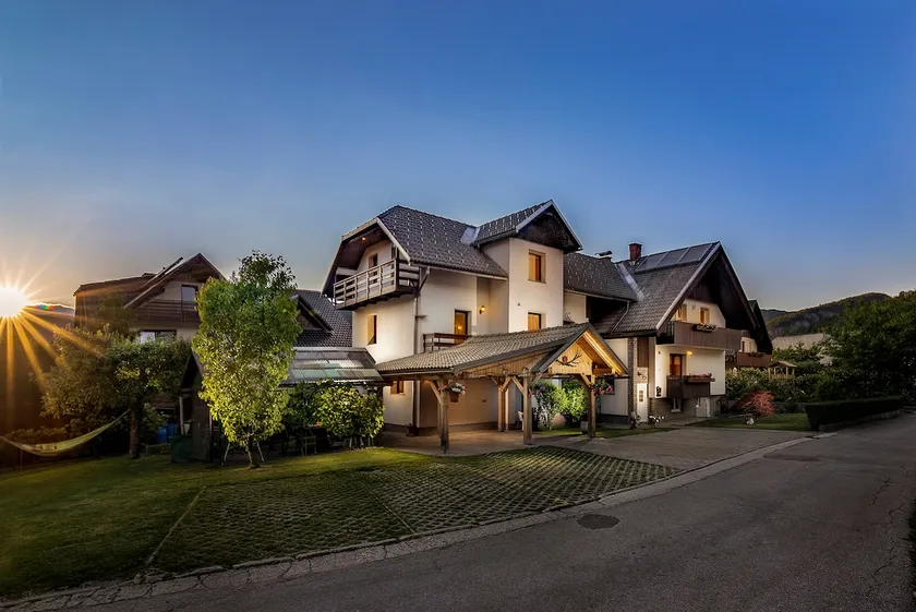 Green Paradise |2BR Suite•Panoramic Mountain Views - Image 1